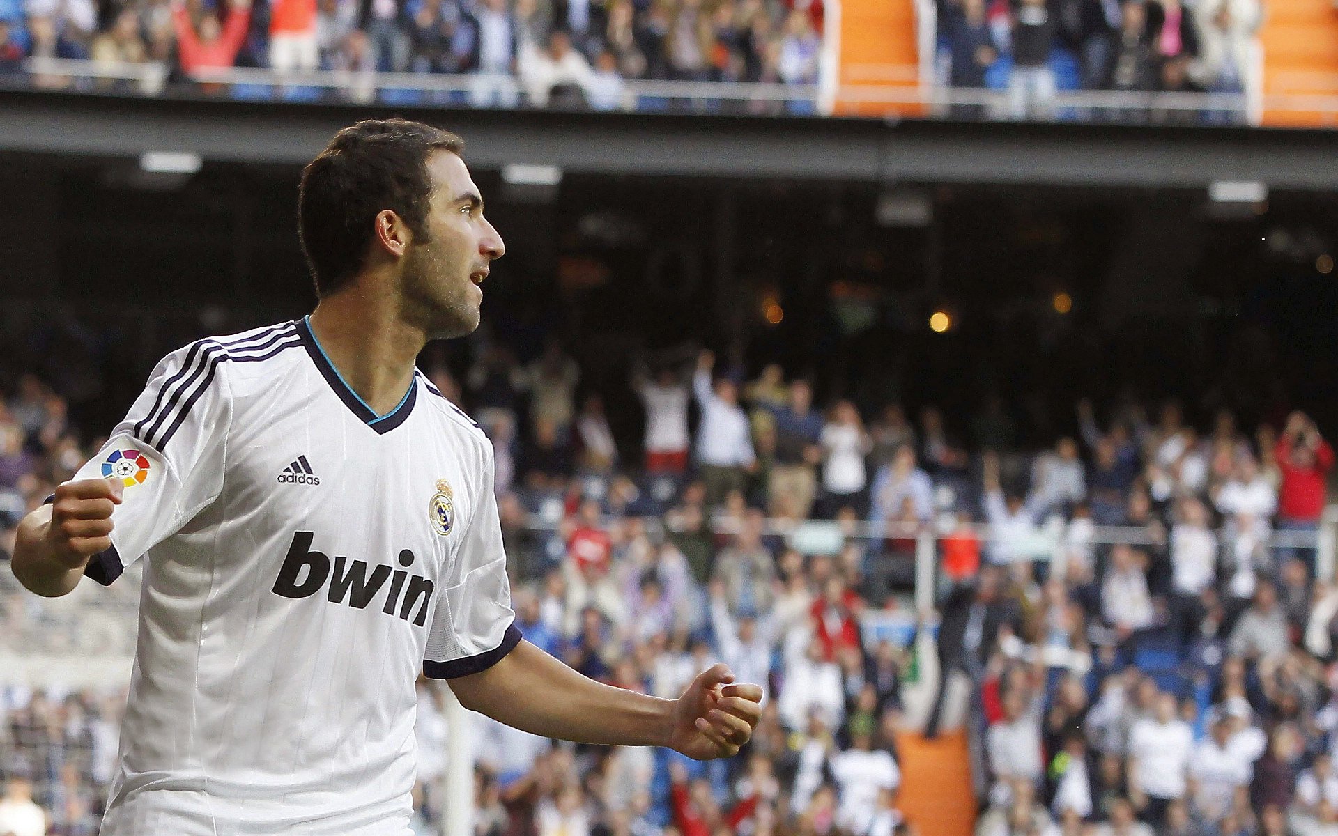 “激烈碰撞：瞬间的火光与惊心瞬间”，激烈碰撞的近义词